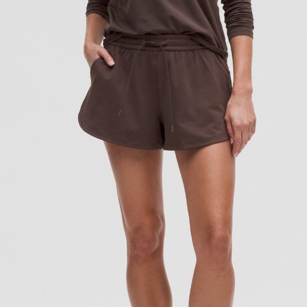 NEW Lululemon Soft Jersey Mid-Rise Curved Hem 3” Short - Espresso - Size Large